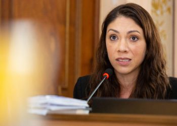 Vereadora que homenageou o capitalismo ao se vacinar é alvo de ataques virtuais