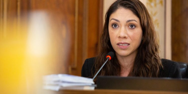 Vereadora que homenageou o capitalismo ao se vacinar é alvo de ataques virtuais