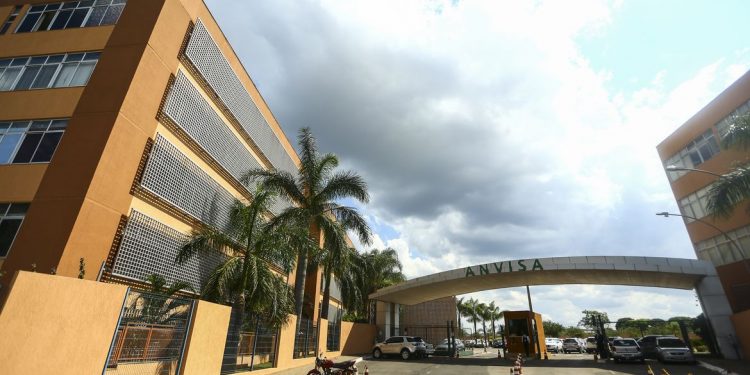 Anvisa rejeita uso de CoronaVac para crianças e adolescentes