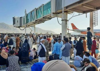 Tumulto em aeroporto na capital do Afeganistão deixa mortos