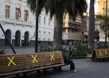 Idosos no Chile começam a tomar terceira dose da CoronaVac