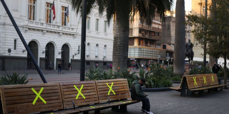 Idosos no Chile começam a tomar terceira dose da CoronaVac