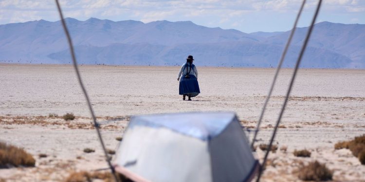 Lago seca na Bolívia e cientistas temem que nunca mais volte a encher