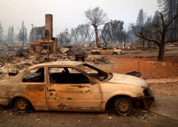 Maior incêndio florestal da Califórnia atinge cidade histórica