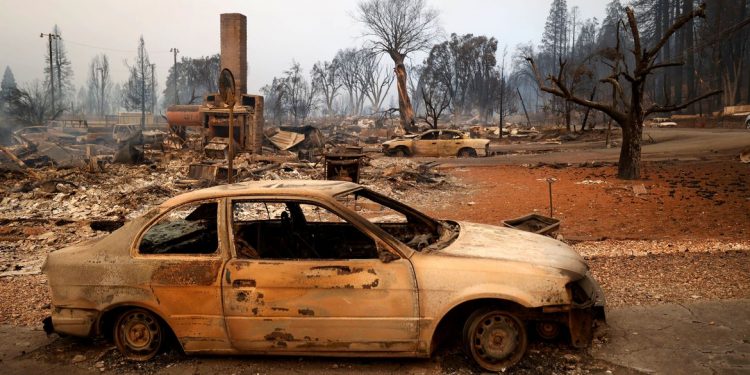Maior incêndio florestal da Califórnia atinge cidade histórica