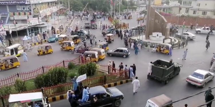 Talibã mata 3 manifestantes na cidade de Jalalabad