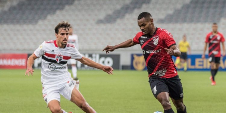 FORA DE CASA, SÃO PAULO VENCE O ATHLETICO-PR PELO BRASILEIRÃO