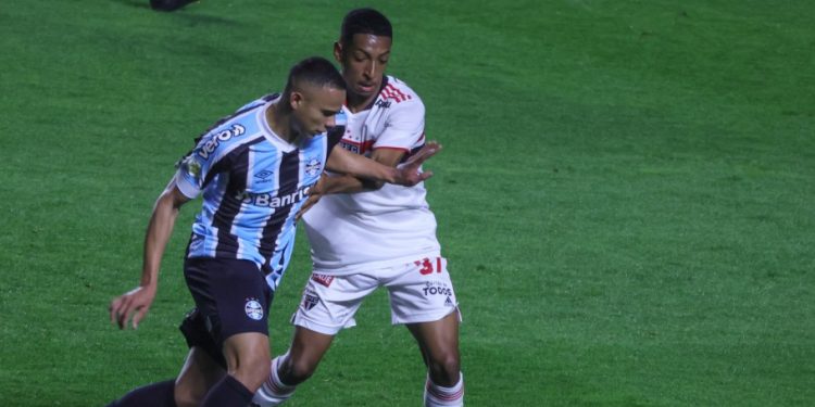 COM GOL NO FIM, SÃO PAULO DERROTA O GRÊMIO E RESPIRA NO BRASILEIRÃO
