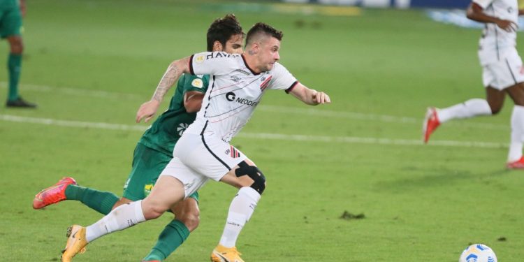 CUIABÁ BATE O ATHLETICO-PR E DEIXA O Z-4 DO BRASILEIRÃO