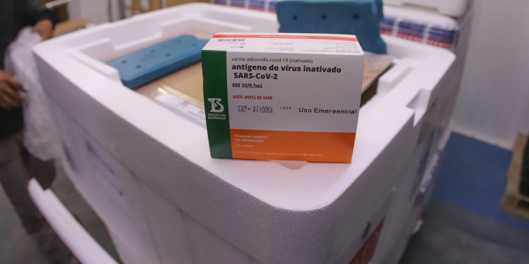 Paraná recebe 57,6 mil doses de CoronaVac