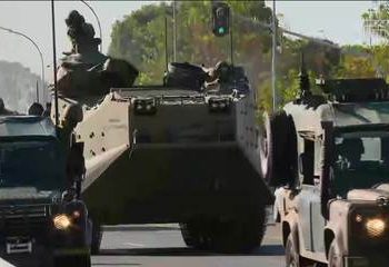 Blindados militares realizam desfile pelas ruas de Brasília