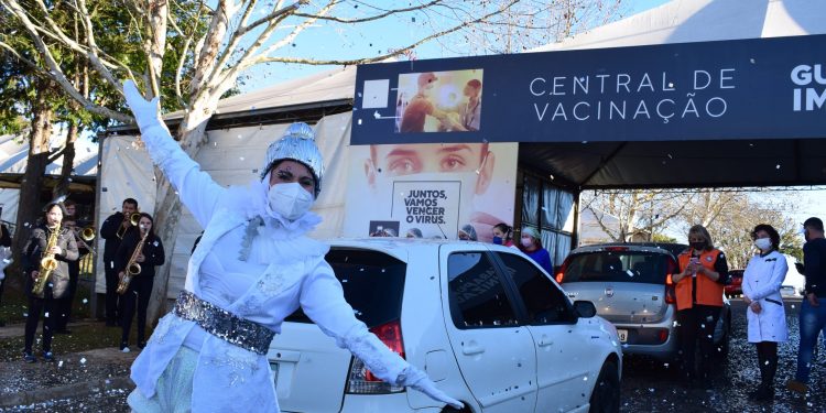 CAMPANHA ATINGE A MARCA DE 100 MIL GUARAPUAVANOS COM AO MENOS A PRIMEIRA DOSE CONTRA A COVID-19