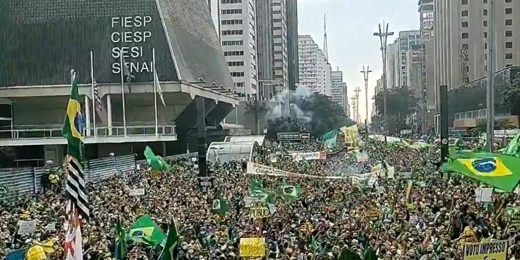 Milhares lotam Avenida Paulista em ato pelo voto impresso auditável