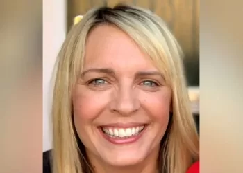 Morte de locutora da BBC se deu por complicações da vacina da AstraZeneca, assegura legista