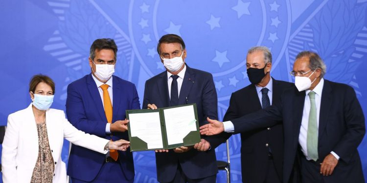 Bolsonaro assina MP que autoriza venda direta de etanol