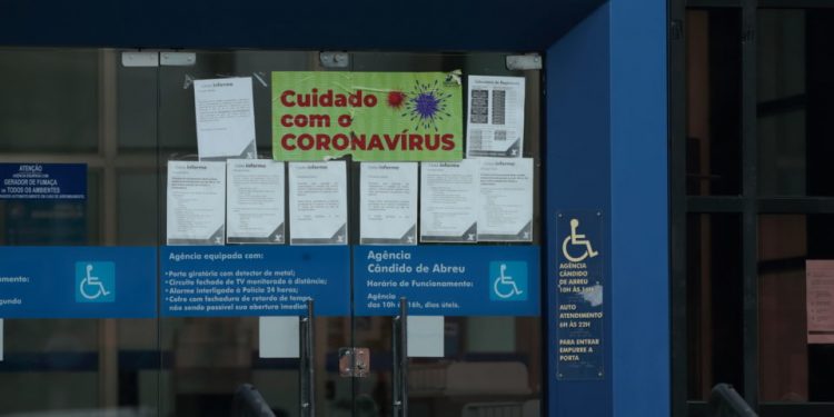 Covid: Curitiba registra 565 novos casos e 17 novas mortes nesta segunda (9)