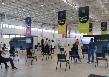 Curitiba vacina mais de 45 mil pessoas contra a Covid no sábado e bate recorde