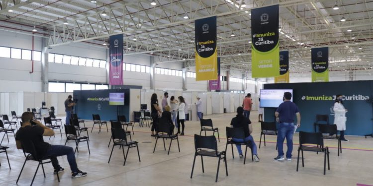 Curitiba vacina mais de 45 mil pessoas contra a Covid no sábado e bate recorde