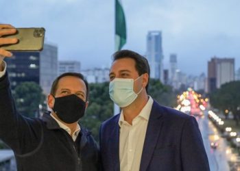 Em agenda política em Curitiba, João Doria oferece vacinas a Ratinho Júnior