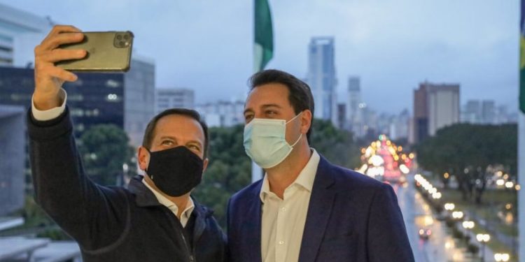 Em agenda política em Curitiba, João Doria oferece vacinas a Ratinho Júnior