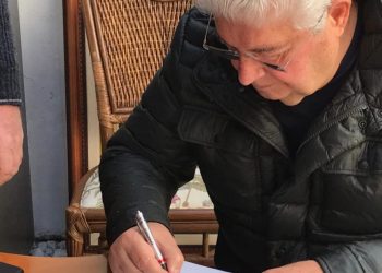 Fundador do partido, Requião assina desfiliação do MDB