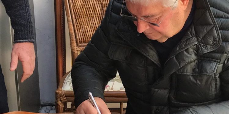 Fundador do partido, Requião assina desfiliação do MDB