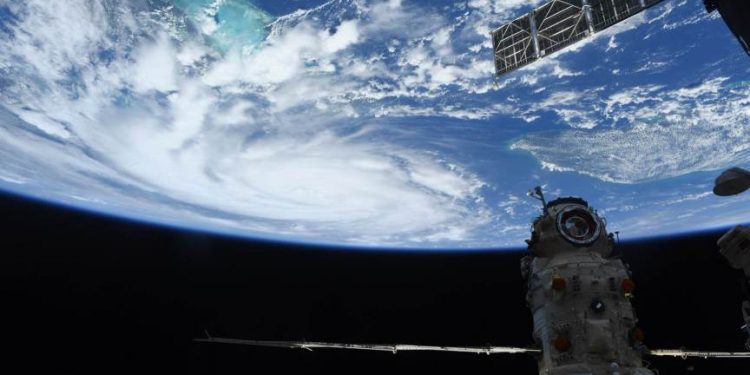 Nasa e SpaceX lançam cápsula de reabastecimento em direção à Estação Espacial