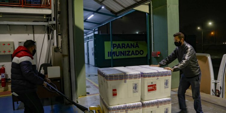 Paraná recebe mais 184.250 vacinas da AstraZeneca e completa 40ª pauta de entrega