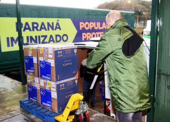 Paraná recebe 127,5 mil vacinas contra a Covid-19; segunda parte da remessa chegará à noite