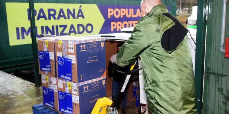 Paraná recebe 127,5 mil vacinas contra a Covid-19; segunda parte da remessa chegará à noite
