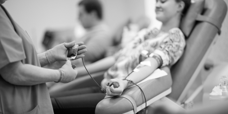 Com queda nos estoques, Hemepar pede à população que doe sangue com urgência