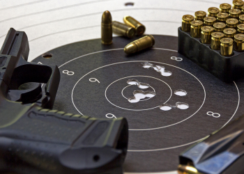 Senado aprova PL que proíbe que agressor de mulher tenha arma