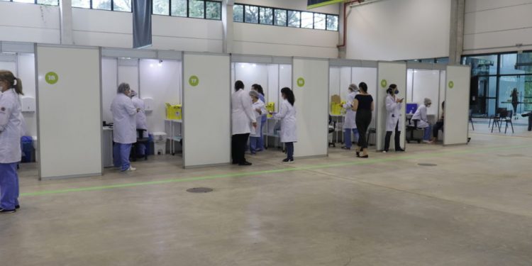 Sem repescagem, Curitiba vacina quem tem 34 e 35 anos nesta segunda-feira