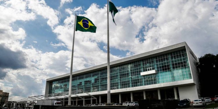 Servidores da Educação são os primeiros a receber benefícios atrasados do estado