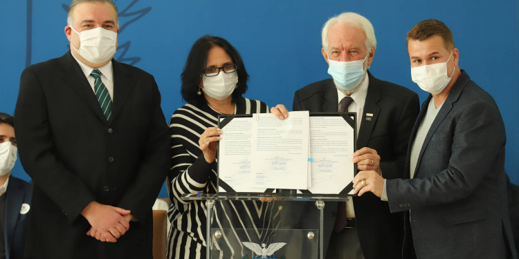 Paraná e governo federal assinam protocolos para reforçar proteção de crianças e adolescentes