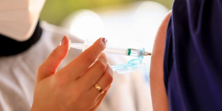 Vacina da UFMG pode ser usada como reforço