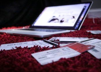 Val Kilmer perdeu a voz. Agora, fala por um teclado