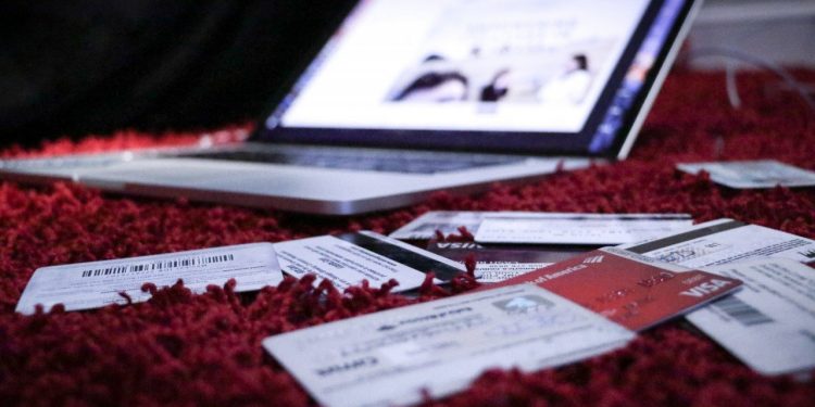 Val Kilmer perdeu a voz. Agora, fala por um teclado