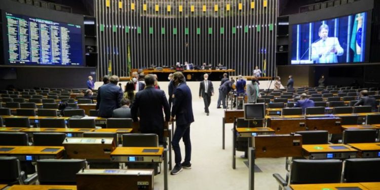 Veja como votaram os deputados paranaenses na PEC do voto impresso
