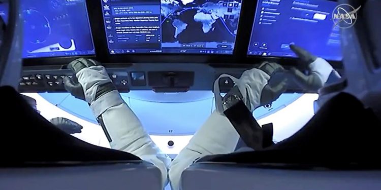 SpaceX faz primeiro voo orbital civil da história