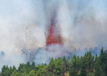 Ilhas Canárias: lava de vulcão continua a se aproximar da água