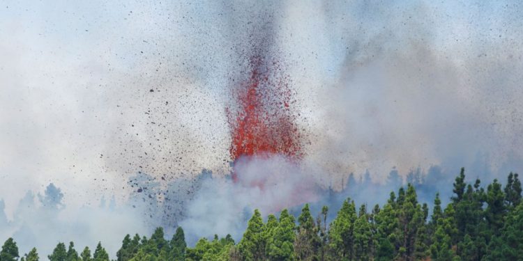Ilhas Canárias: lava de vulcão continua a se aproximar da água
