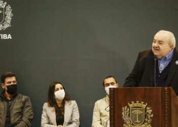 Greca diz estar “contrariado” por não poder vacinar adolescentes