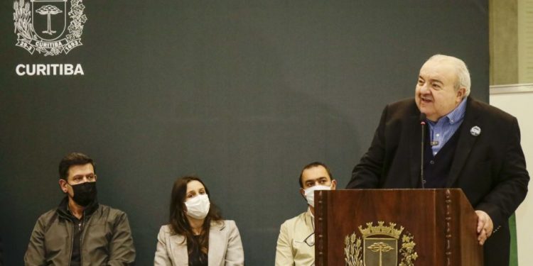 Greca diz estar “contrariado” por não poder vacinar adolescentes