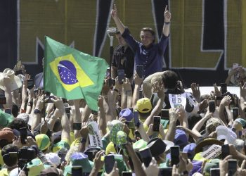 Presidente Bolsonaro participa de manifestação pró-governo em Brasília