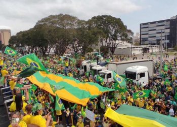 Manifestação pró-Bolsonaro ocupa o Centro Cívico de Curitiba
