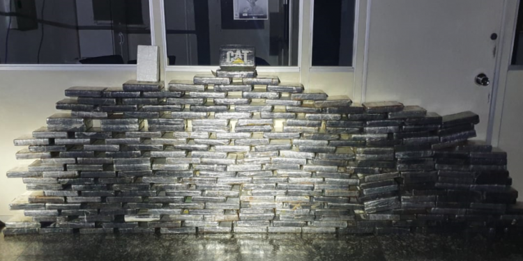 PM apreende mais de 270 quilos de pasta base de cocaína em caminhão no Porto de Paranaguá