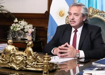 Para reverter derrota, presidente da Argentina vai aumentar o salário mínimo e subir aposentadorias