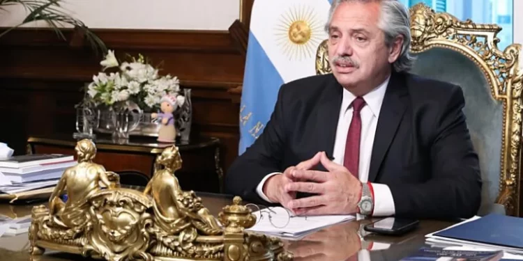 Para reverter derrota, presidente da Argentina vai aumentar o salário mínimo e subir aposentadorias