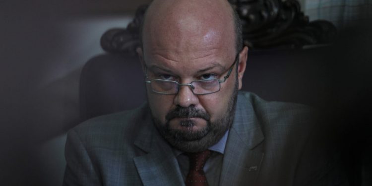 Reitor diz que UFPR cogitou ampliar vagas para evitar cortes em lista retificada: “impossível”